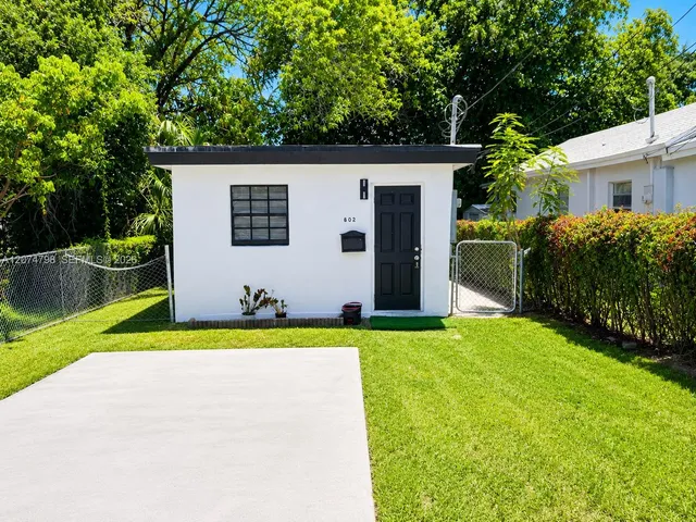 1-bedroom rental at 802 NW 3rd Terrace, Hallandale Beach