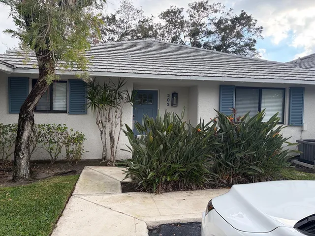 2-bedroom rental at 202 CLUB Drive, Palm Beach Gardens