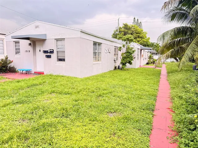 1-bedroom rental at 1919 Buchanan Street #2, Hollywood