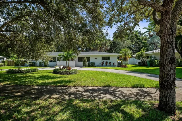 3-bedroom rental at 11727 SW 81 Road #11727, Pinecrest