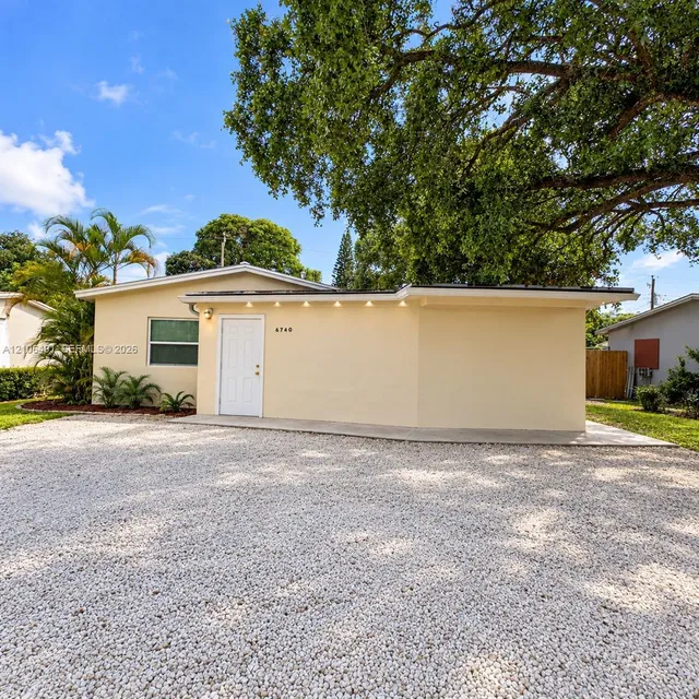 3-bedroom rental at 6740 Park Street #front, Hollywood