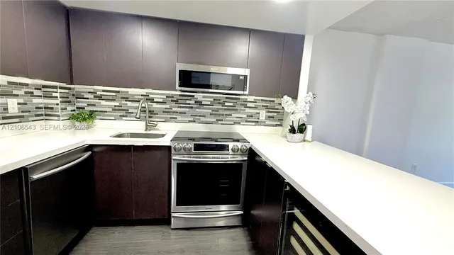 1-bedroom rental at 16950 W Dixie Highway #330, North Miami Beach