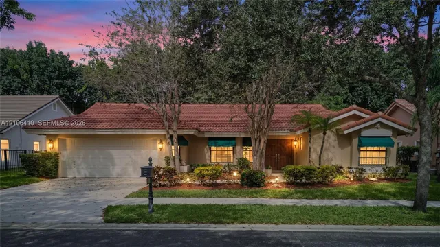 4-bedroom home at 1725 Lakeshore Circle, Weston