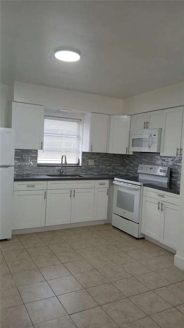 1-bedroom rental at 325 NE 2nd Street #2, Hallandale Beach