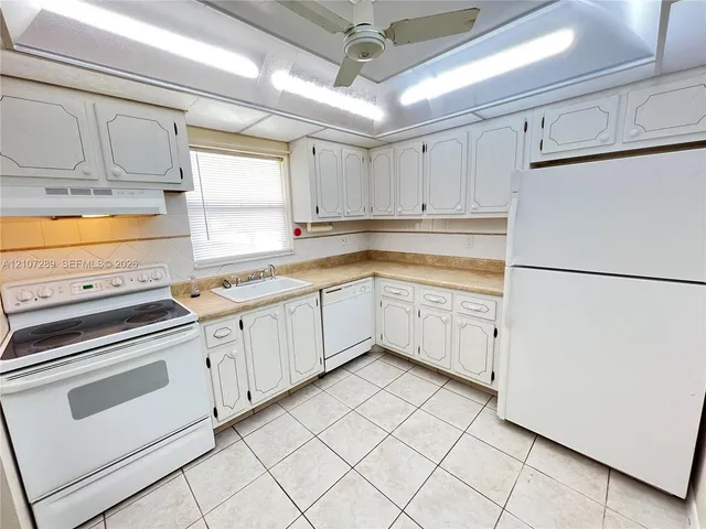 2-bedroom rental at 403 SW Natura Avenue #F, Deerfield Beach
