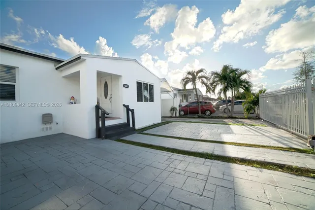 3-bedroom home at 568 E 15th Street, Hialeah