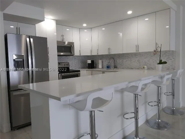 1-bedroom rental at 5701 Collins Avenue #1507, Miami Beach
