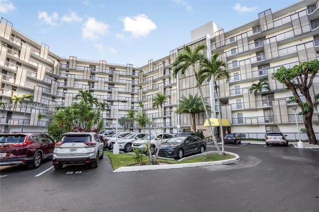 2-bedroom rental at 20500 W Country Club Drive #607, Aventura