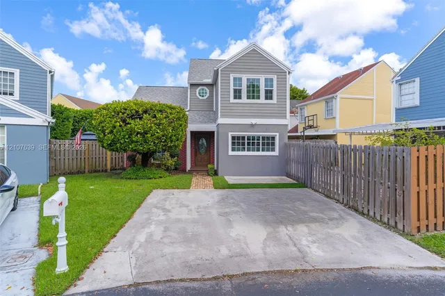 3-bedroom rental at 11735 SW 114th Terrace #11735, Miami