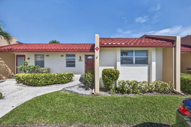 2-bedroom rental at 109 LAKE BARBARA Drive, West Palm Beach