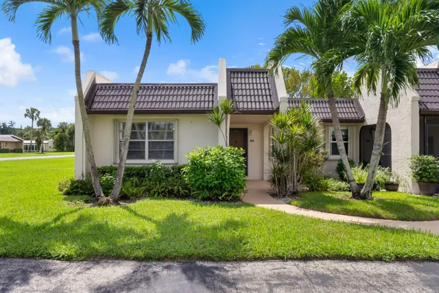 2-bedroom rental at 100 Lake Rebecca Drive, West Palm Beach