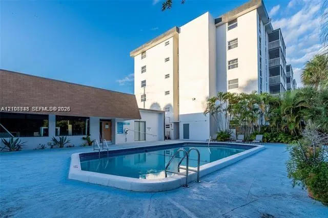 1-bedroom home at 16950 W Dixie Highway #A129, North Miami Beach
