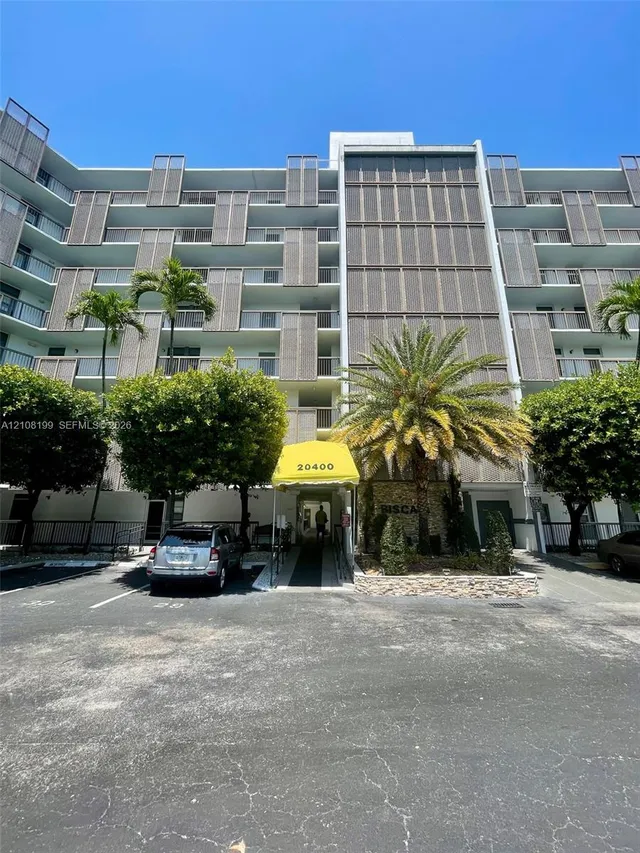 2-bedroom rental at 20400 W Country Club Drive #608, Aventura
