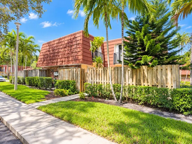 2-bedroom home at 9851 NW 6th Place, Plantation