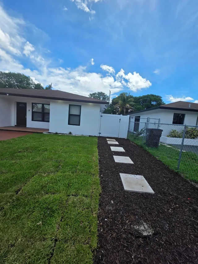 1-bedroom rental at 320 STERLING Avenue, Delray Beach