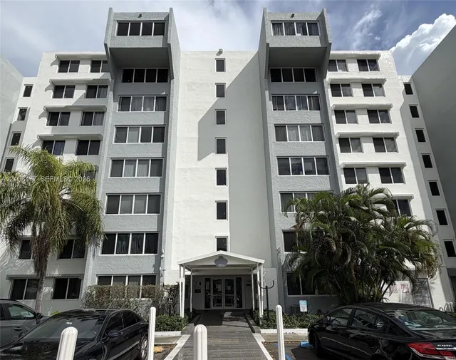 3-bedroom rental at 9143 SW 77th Avenue #B708, Miami